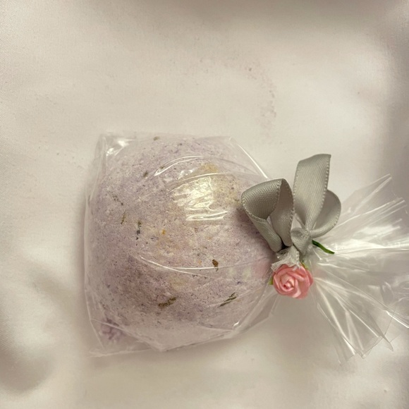lavender lush bath bomb - Picture 2 of 2